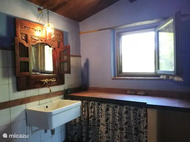 Location de Vacances Italie, Toscane, Santa Fiora, ferme - Podere di Maggio - Seccatoio La salle de bain avec lavabo, douche, toilettes, bidet et machine à laver