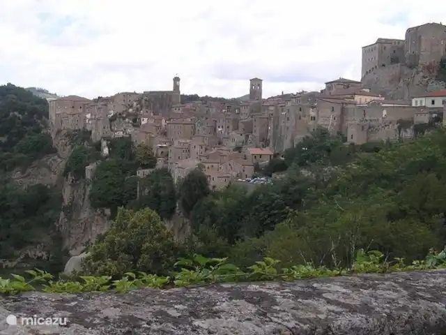 Location de Vacances Italie, Toscane, Santa Fiora, ferme - Podere di Maggio - Casa Grande Sorano, un village cinématographique à une demi-heure