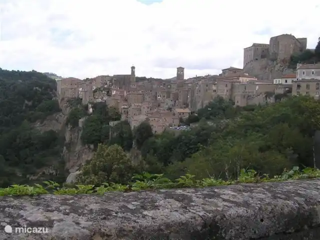Location de Vacances Italie, Toscane, Santa Fiora, ferme - Podere di Maggio - Casa della Nonna Sorano, un beau village construit en tuf, dans un film.
