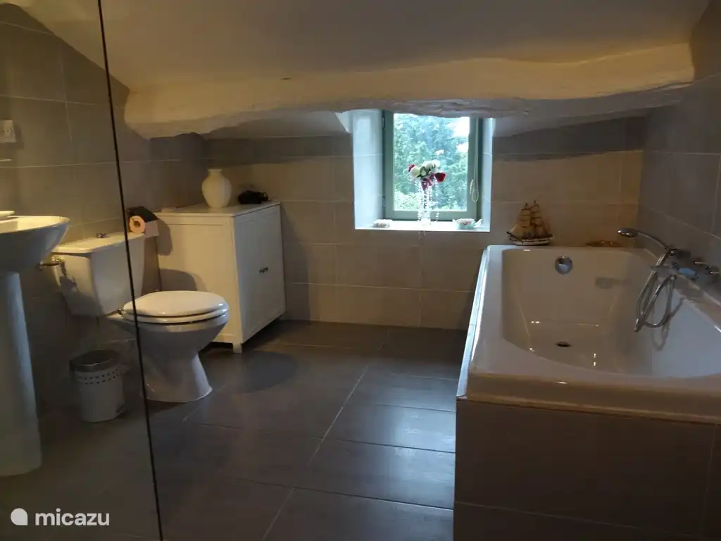 Badezimmer mit Badewanne