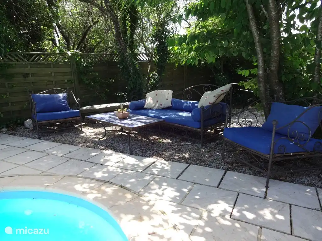 schöne Couch am Pool