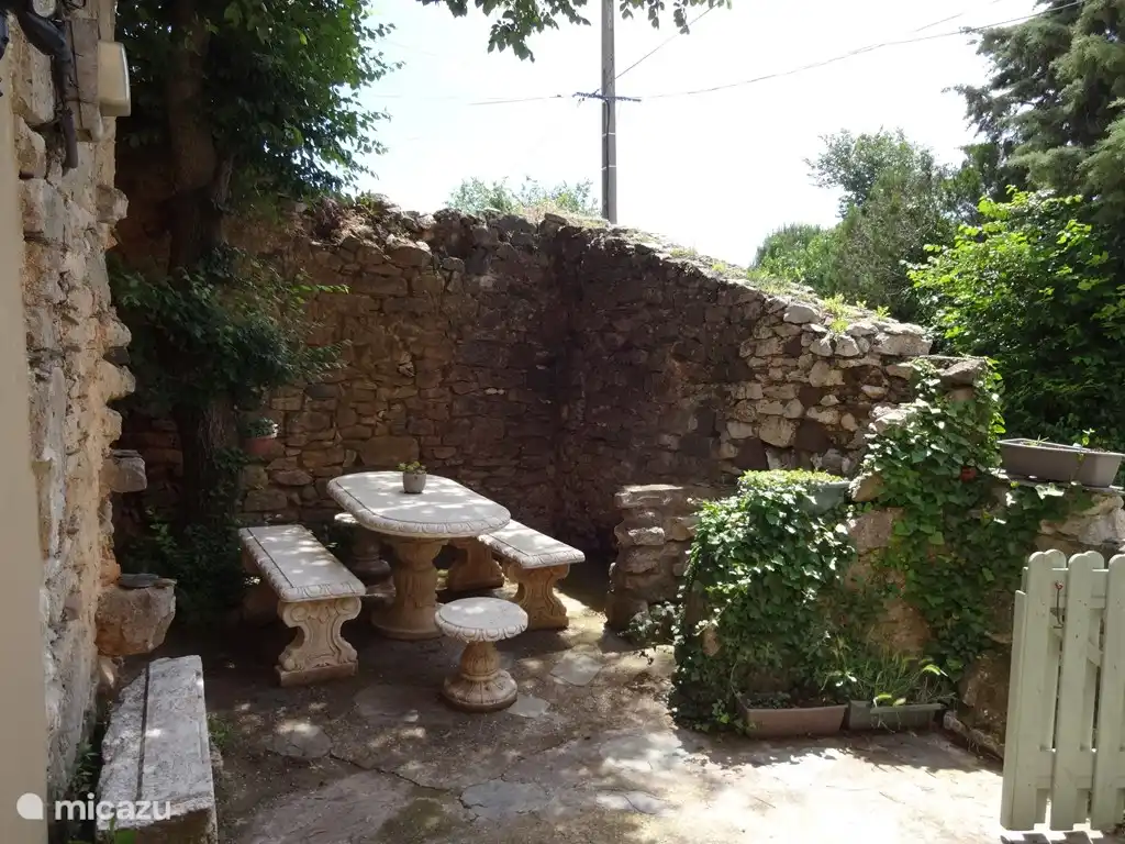 Außerhalb Hof mit Esstisch