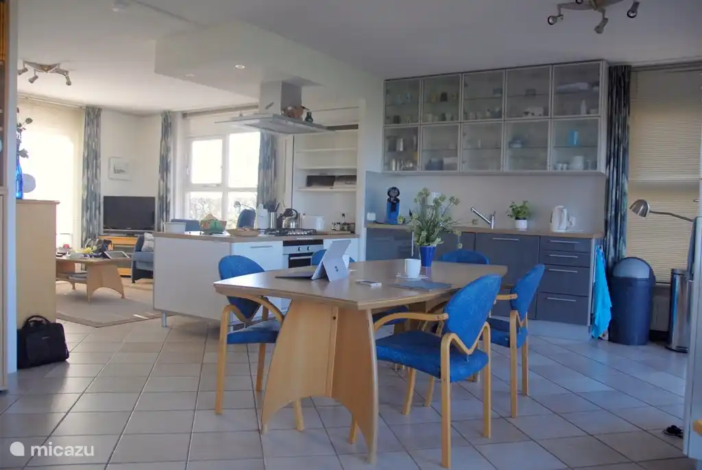 Das Wohnzimmer mit Küche