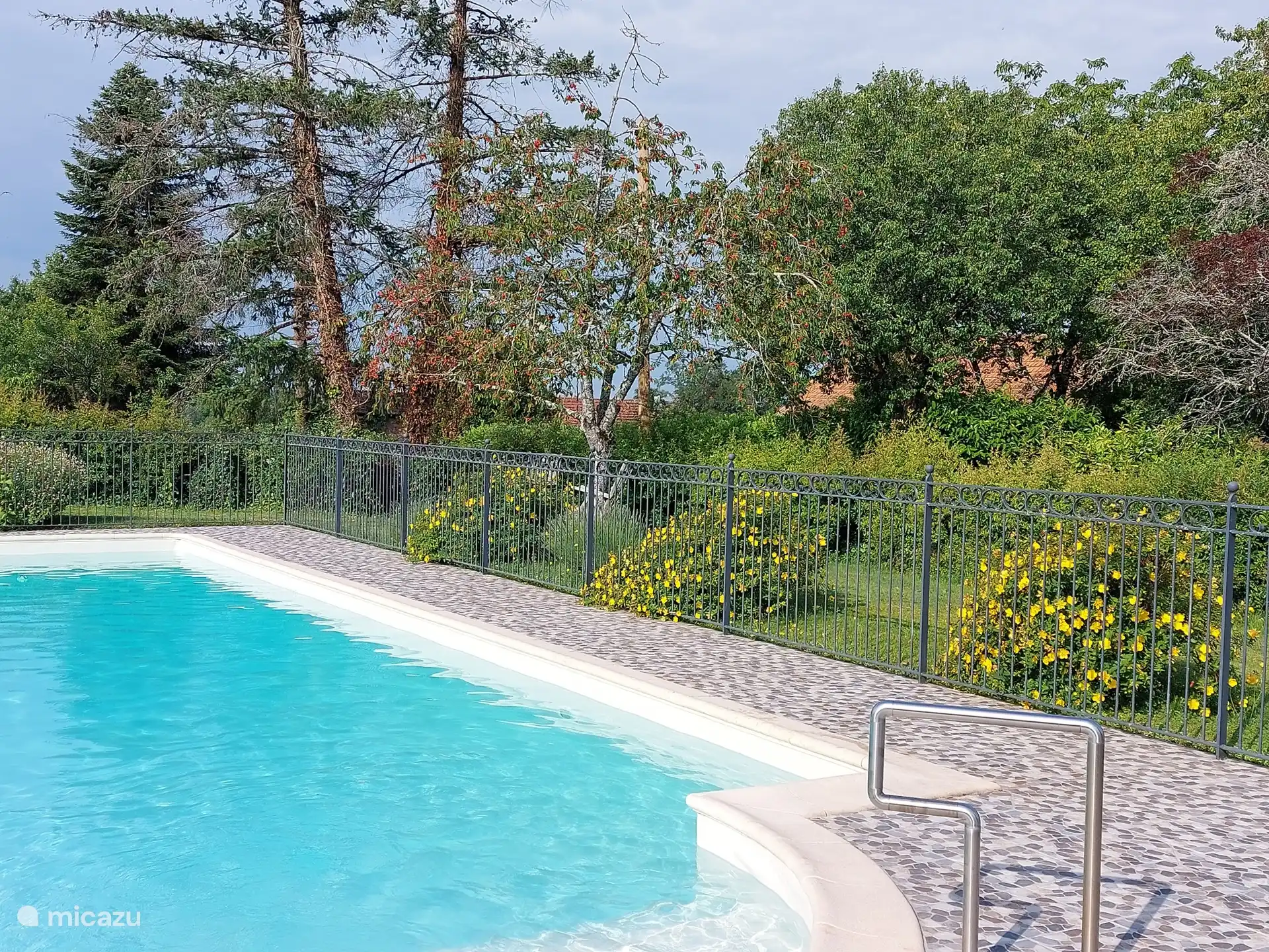 Piscine fleurie autour de la terrasse