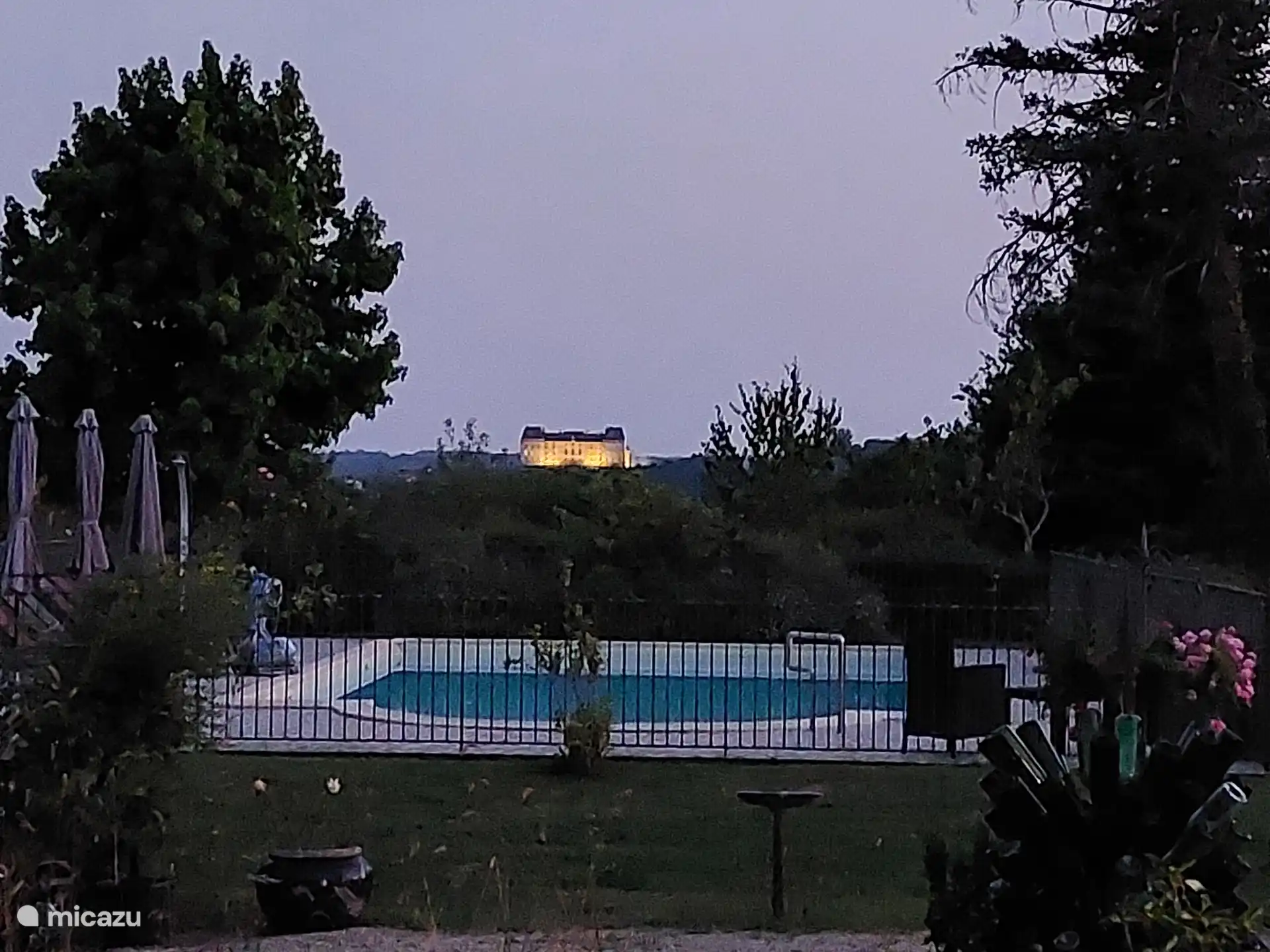 Vue sur le Château Hautefort au crépuscule