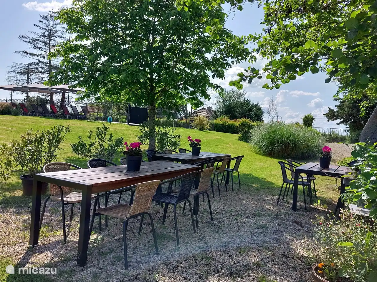 Bistrot en terrasse avec vue sur la piscine