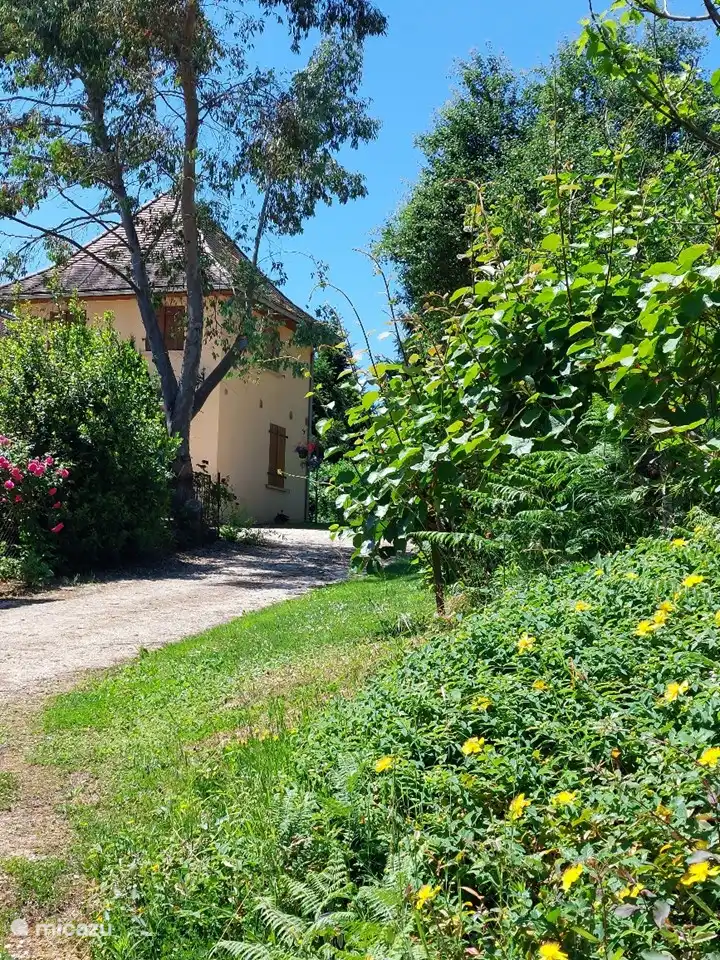 Vue du gîte dans la verdure