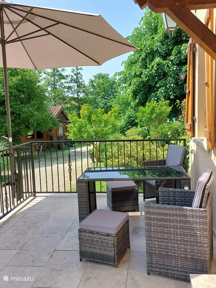 La terrasse devant le gîte.