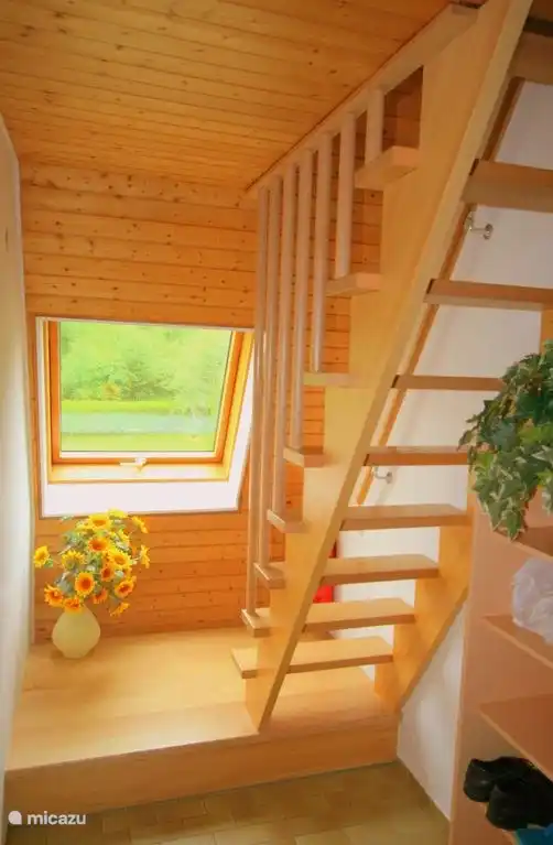 escalier vers l'étage supérieur et la chambre 3