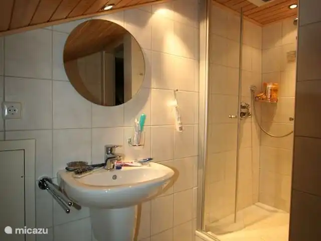 Location de Vacances Allemagne, Forêt-Noire , Schönwald im Schwarzwald, appartement - Appartement Schönwald salle d'eau/wc 2 (pour chambre 3 à l'étage)
