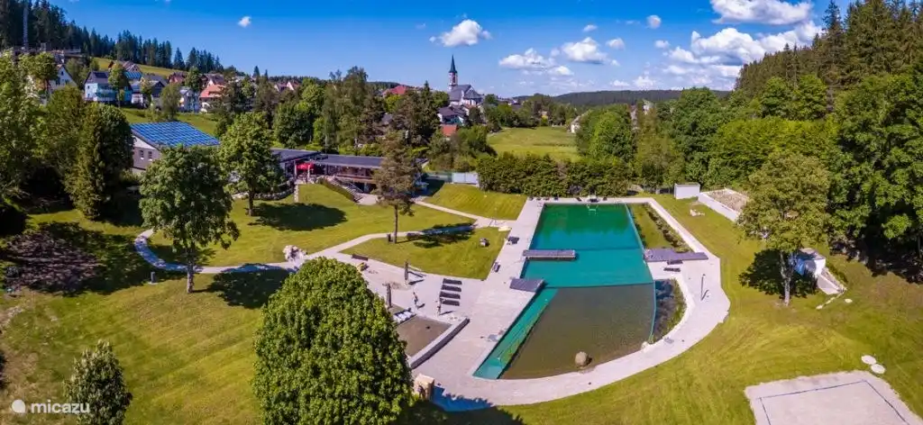Piscine naturelle dans le village (10 min à pied)
