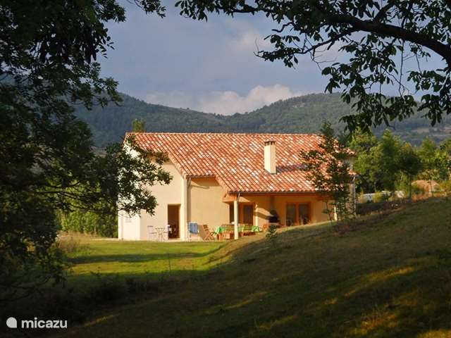 Vakantiehuis Frankrijk, Ardèche, Désaignes - villa 'Le Noyer', de notenboom
