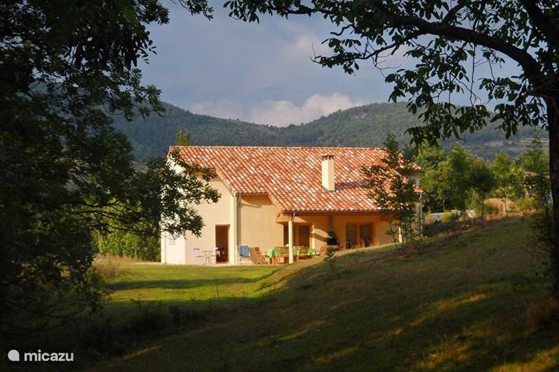 Vakantiehuis Frankrijk, Ardèche, Désaignes Villa 'Le Noyer', de notenboom