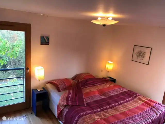'Le Noyer', de notenboom huren in Frankrijk, Ardèche, Désaignes - villa Slaapkamer 1: Le Noyer heeft vier slaapkamers met twee uitstekende bedden. Elk bed heeft een boxspring matras. De bedden van drie slaapkamers zijn extra lang (90×220 cm). De huur is inclusief beddengoed en handdoeken (groot en klein).