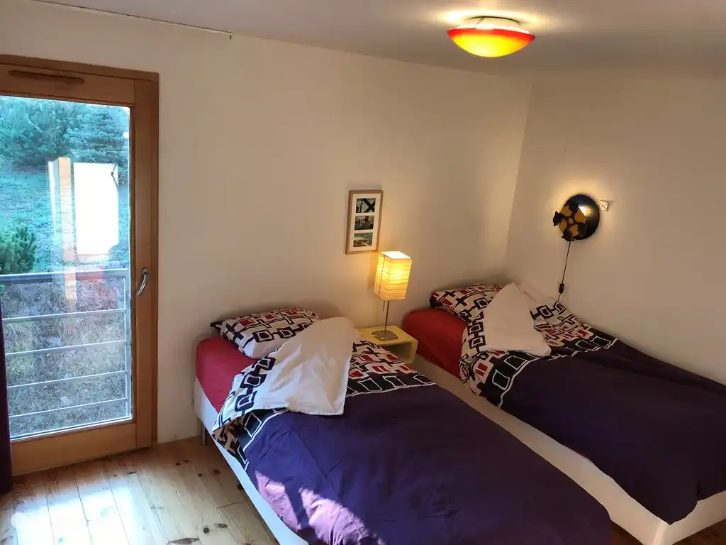 Schlafzimmer 3: Le Noyer verfügt über vier Schlafzimmer mit zwei hervorragenden Betten. Jedes Bett verfügt über eine Boxspringmatratze. Die Betten in diesem Schlafzimmer sind 80×200 cm groß. Im Mietpreis sind Bettwäsche und Handtücher (groß und klein) enthalten.