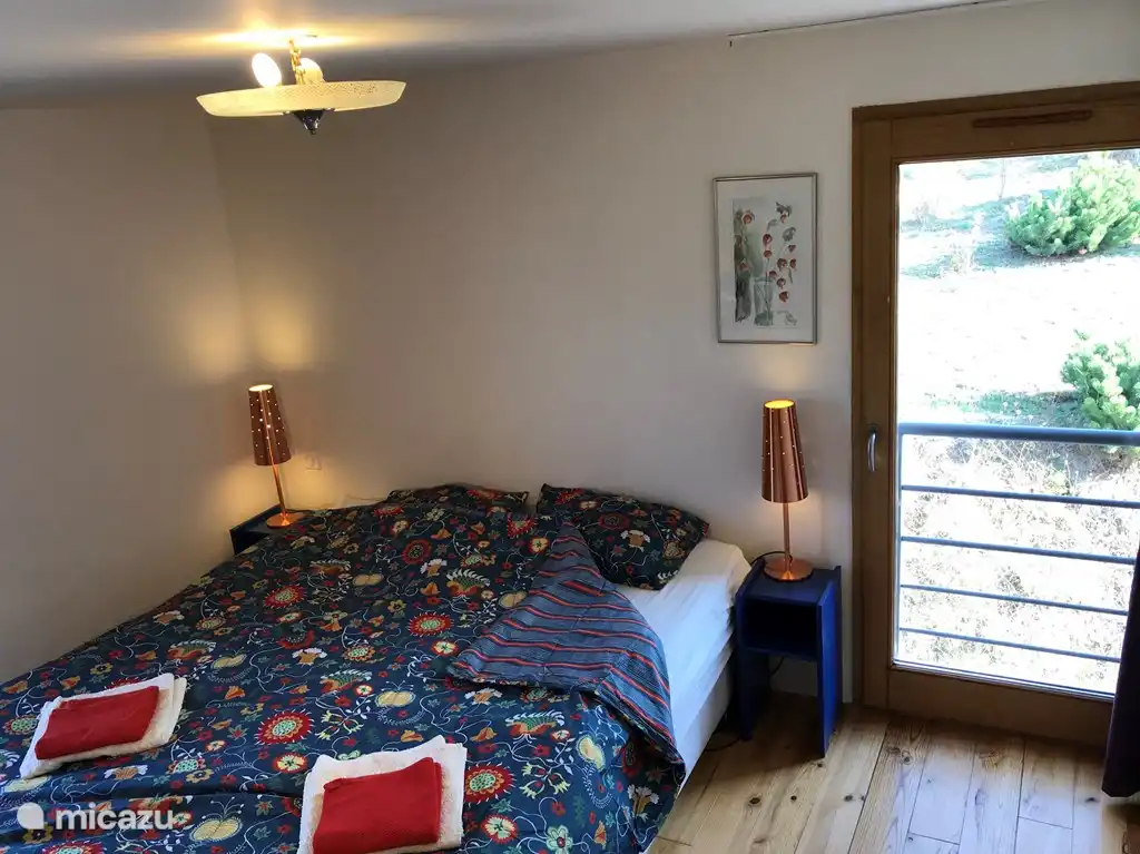 Schlafzimmer 4: Le Noyer verfügt über vier Schlafzimmer mit zwei hervorragenden Betten. Jedes Bett verfügt über eine Boxspringmatratze. Die Betten in drei Schlafzimmern sind extra lang (90×220 cm). Im Mietpreis sind Bettwäsche und Handtücher (groß und klein) enthalten.