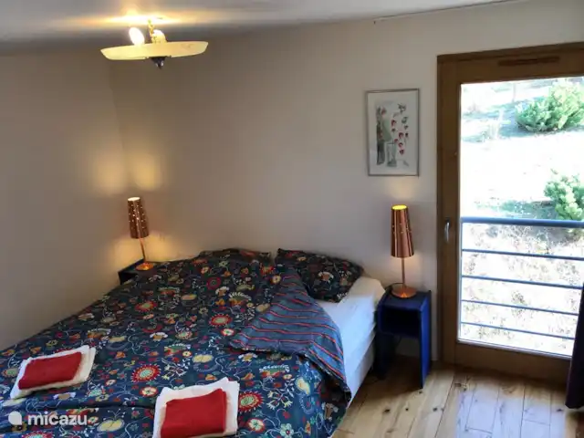 'Le Noyer', de notenboom huren in Frankrijk, Ardèche, Désaignes - villa Slaapkamer 4: Le Noyer heeft vier slaapkamers met twee uitstekende bedden. Elk bed heeft een boxspring matras. De bedden van drie slaapkamers zijn extra lang (90×220 cm). De huur is inclusief beddengoed en handdoeken (groot en klein).