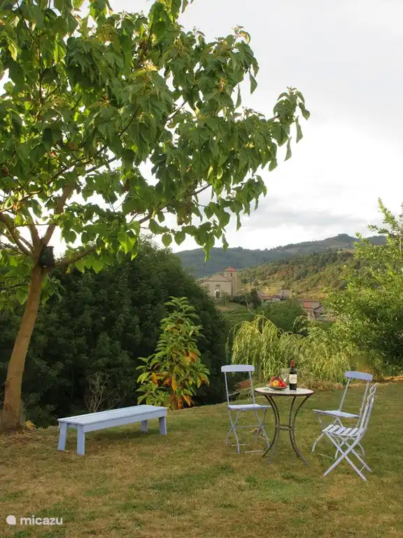 Vom Garten aus haben Sie einen schönen Blick auf Désaignes (Hintergrund).