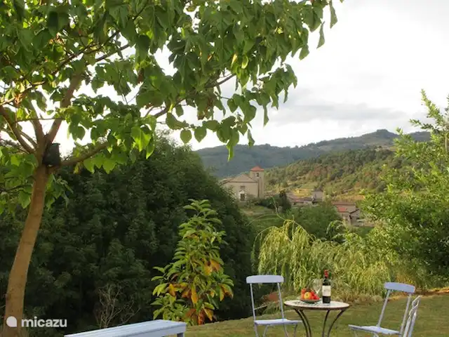 'Le Noyer', de notenboom huren in Frankrijk, Ardèche, Désaignes - villa Vanuit de tuin heb je een mooi uitzicht op Désaignes (achtergrond).