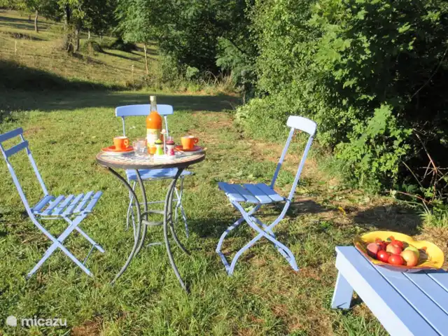 'Le Noyer', de notenboom huren in Frankrijk, Ardèche, Désaignes - villa Ontbijt in de tuin in de ochtendzon.....