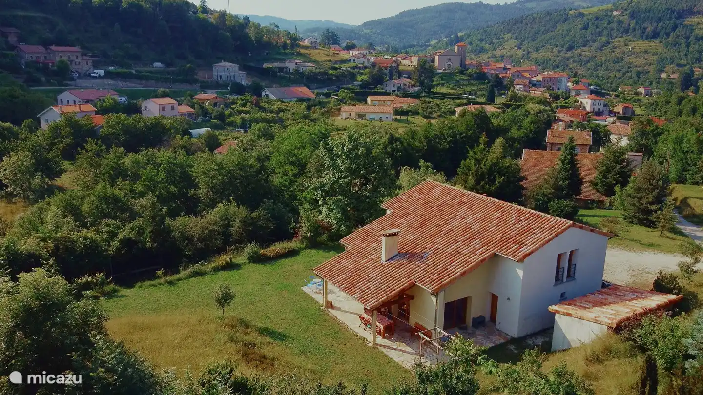 „Le Noyer“ verfügt über einen großen Terrassengarten (3600 m²) auf verschiedenen Ebenen mit herrlichem Blick auf die umliegenden Berge und das Dorf Désaignes.