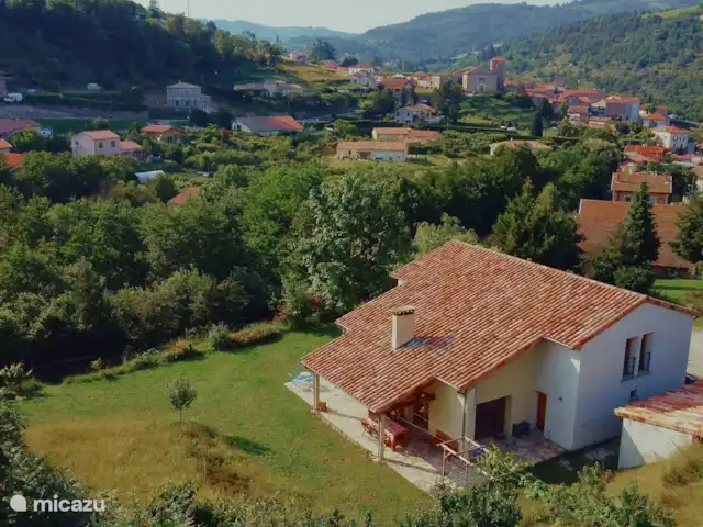 'Le Noyer', de notenboom huren in Frankrijk, Ardèche, Désaignes - villa 'Le Noyer' heeft een grote terrastuin (3600 m²) met verschillende niveaus met schitterend uitzicht op de bergen rondom en het dorp Désaignes.