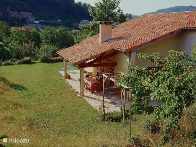 'Le Noyer', de notenboom huren in Frankrijk, Ardèche, Désaignes - villa Overdekte veranda met verrijdbare tafel (8 pers.) en buitenhaard. Een verrijdbare barbecue is aanwezig. De drie terrassen grenzen aan woonkamer en keuken.