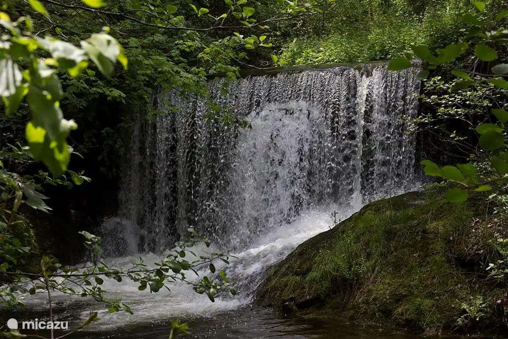 Vom Garten führt eine Treppe zum Bach und gibt Zugang zum privaten Wasserfall. Dies ist ein wunderbarer Spielplatz für Kinder. Die Höhe des Wassers im Bach und im Wasserfall variiert je nach Jahreszeit oder Niederschlag.