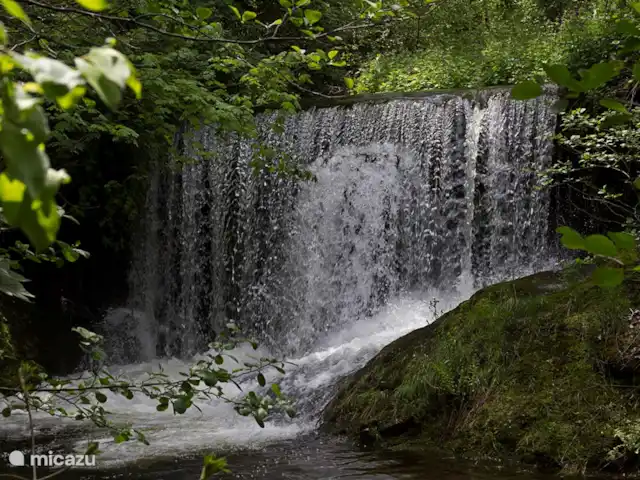 'Le Noyer', de notenboom huren in Frankrijk, Ardèche, Désaignes - villa Vanuit de tuin is een trap naar de beek aangelegd en geeft toegang tot de privé-waterval. Dit is een heerlijke speelplek voor kinderen. De hoogte van het water in de beek en de waterval varieert door het seizoen of de regenval.