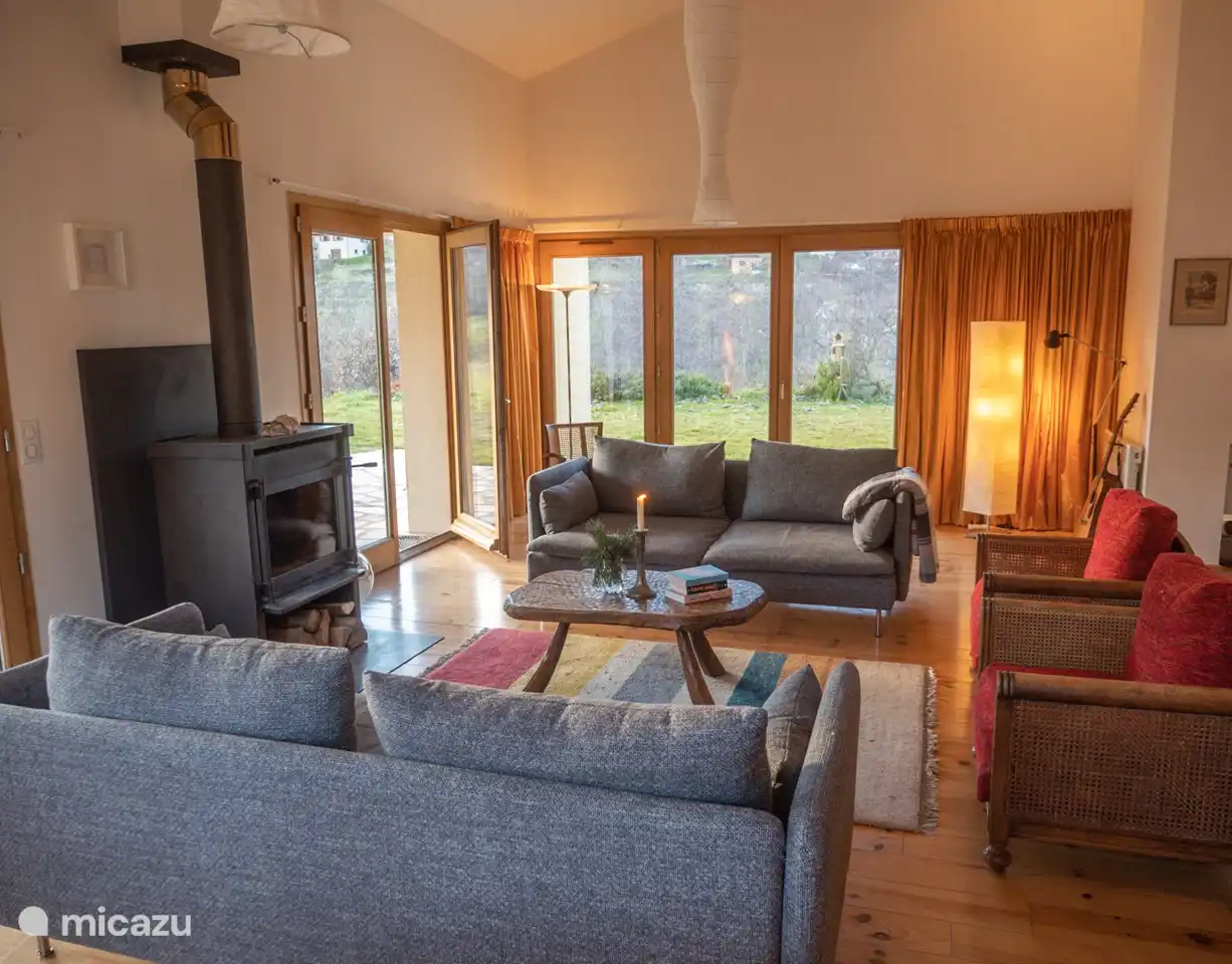 Im großzügigen Wohnzimmer erleben Sie das Zusammenspiel von „drinnen und draußen“ mit der Tageszeit entsprechendem Licht.