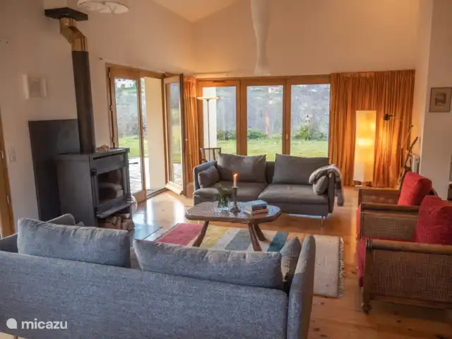 'Le Noyer', de notenboom huren in Frankrijk, Ardèche, Désaignes - villa In de ruime woonkamer ervaar je het samenspel van 'binnen en buiten' met een lichtinval passend bij het moment van de dag.