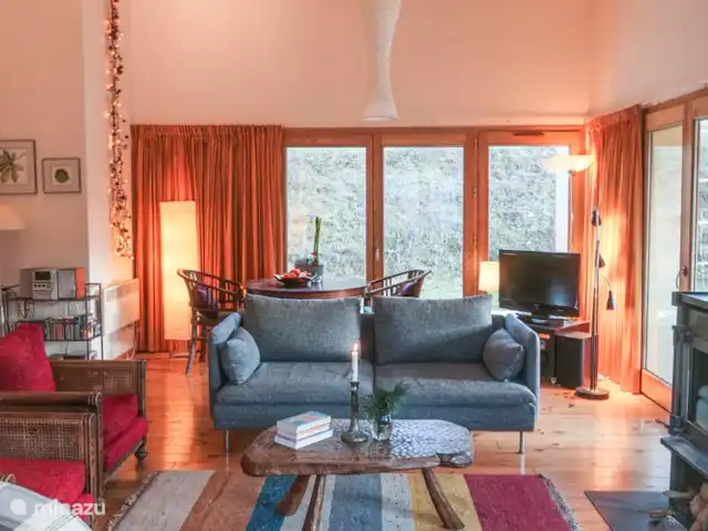 'Le Noyer', de notenboom huren in Frankrijk, Ardèche, Désaignes - villa Door de houtgestookte kachel is het zomers en 's winters aangenaam warm in het gehele huis.