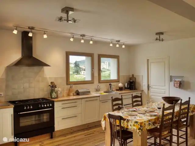 'Le Noyer', de notenboom huren in Frankrijk, Ardèche, Désaignes - villa Goed geoutilleerde moderne open keuken met eethoek, afwasmachine, koelkast, vijf pits fornuis en grote oven. De keuken is voorzien van kruiden en olie.