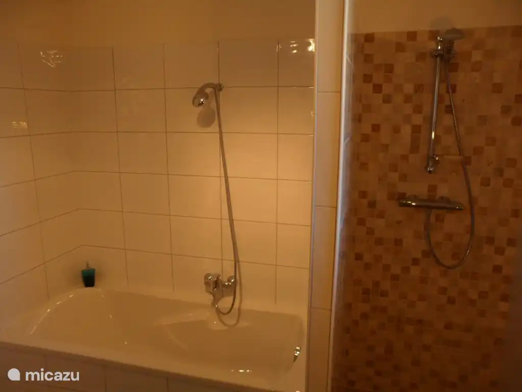 Le Noyer hat zwei beheizte Badezimmer: eines mit zwei Waschbecken, Badewanne und Dusche (Foto) und Toilette. Das andere Badezimmer hat ein Doppelwaschbecken, Dusche, WC und Bidet.