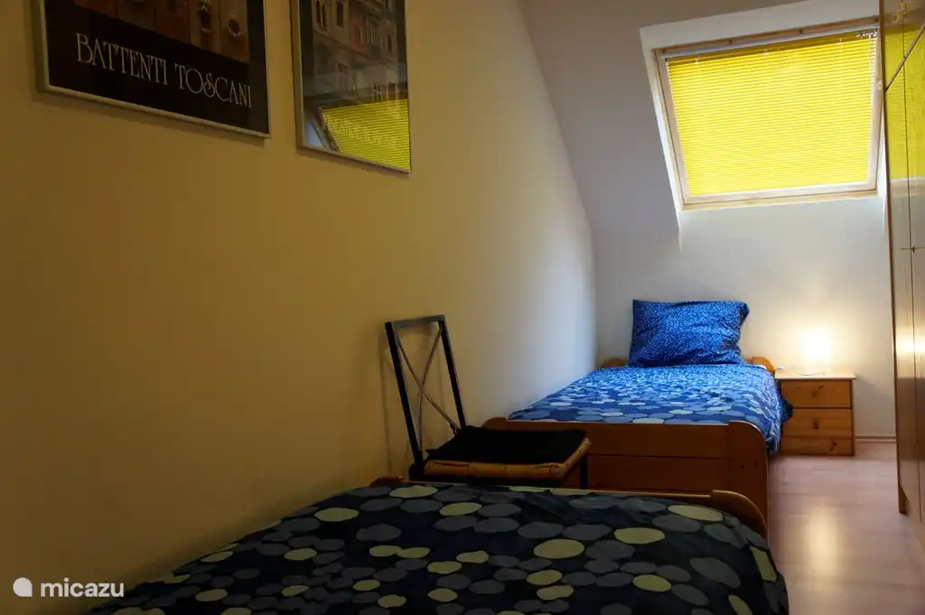 Schlafzimmer mit zwei Einzelbetten