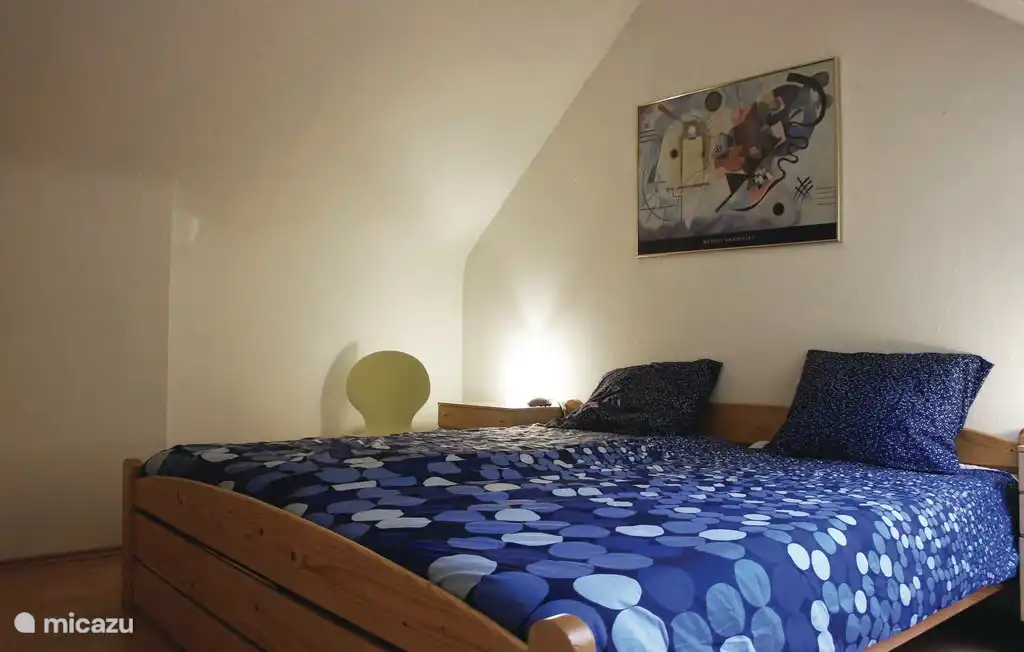 2 Schlafzimmer mit Doppelbett auf dem Boden