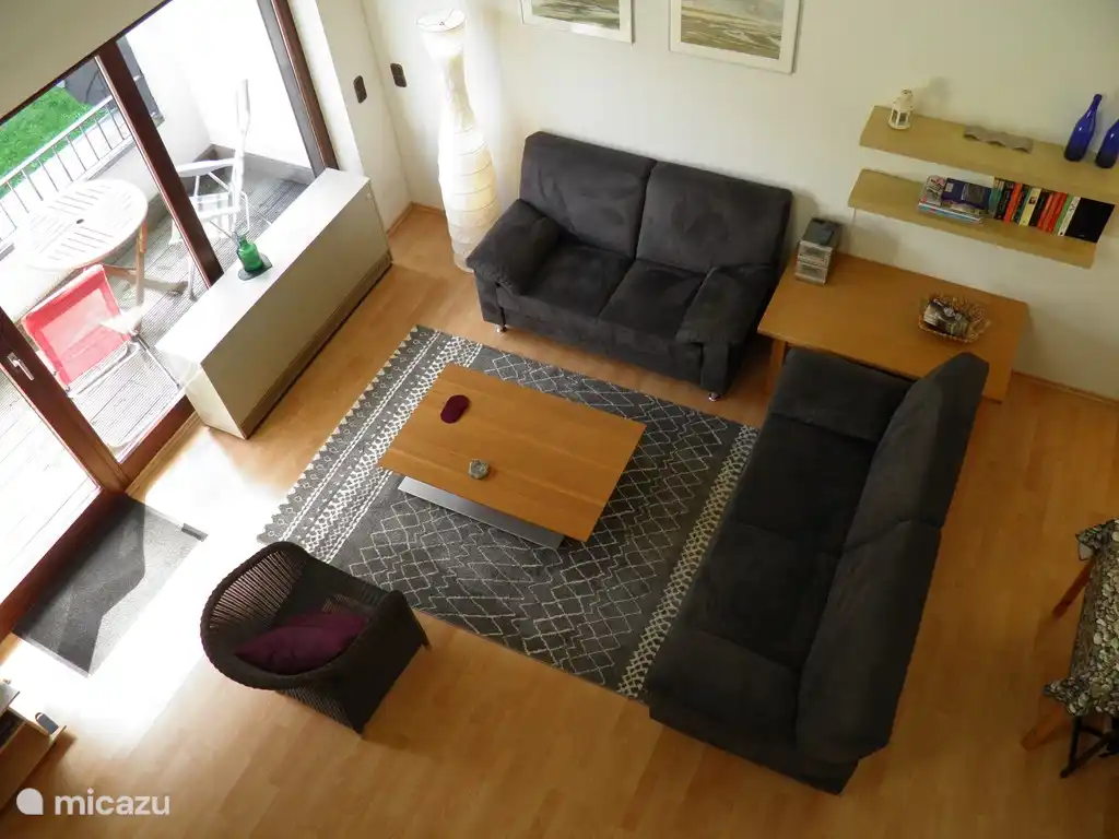 Das Wohnzimmer ist gemütlich eingerichtet mit Wohnbereich mit Flachbild-TV, Essbereich und Küche eingerichtet