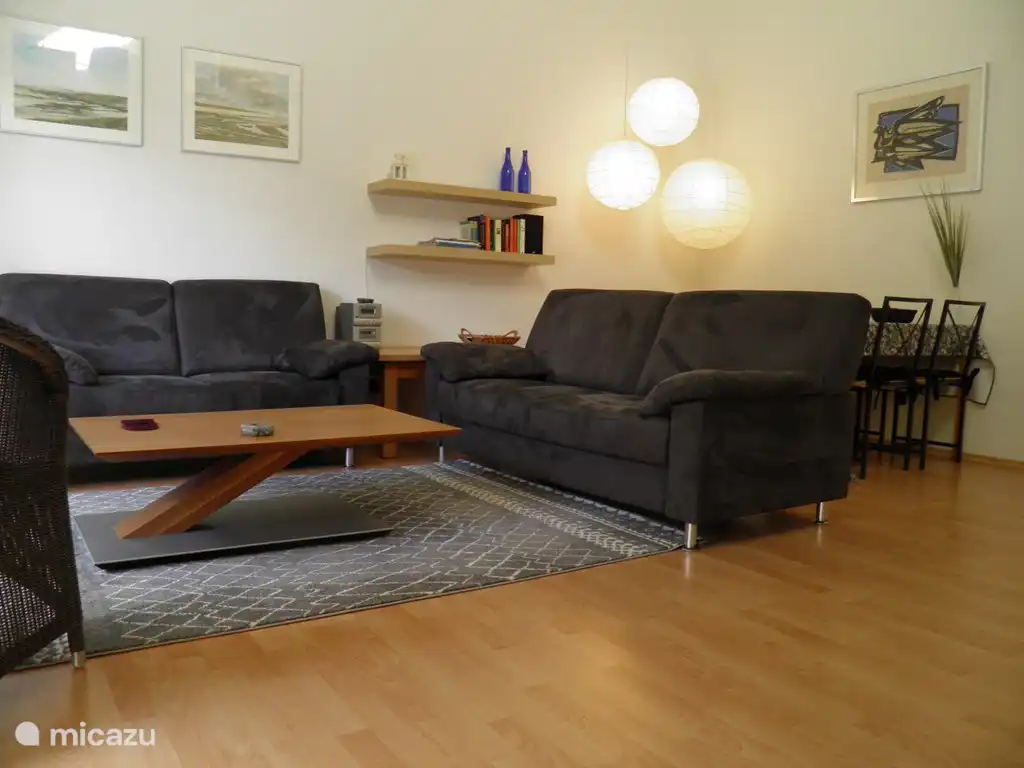 Großzügige und helle Wohnzimmer.