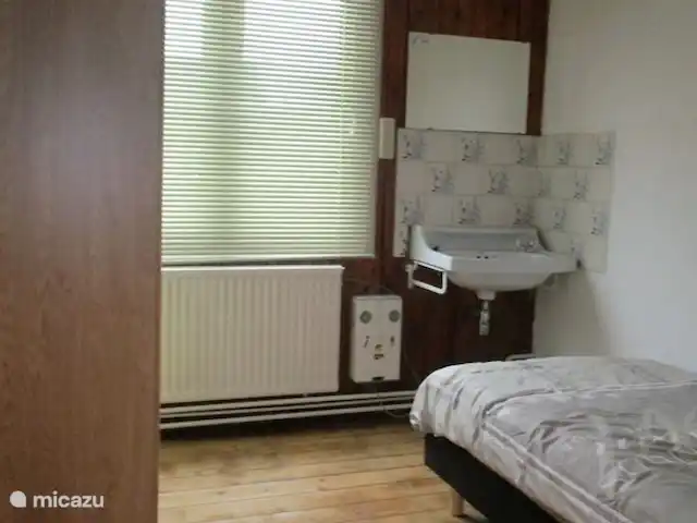 Maison Rumpen Brunssum jusqu'à 10 pers. | Pays-Bas, Limbourg, Brunssum - maison de vacances Chambre avec 2 lits sommier et lavabo