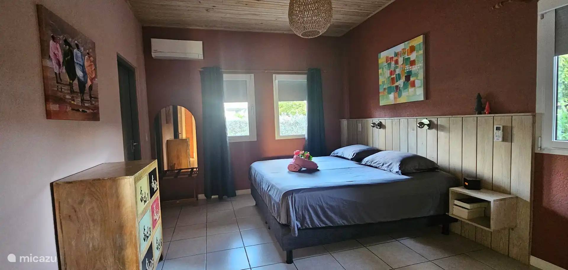 Chambre principale avec lit à sommier tapissier 180 x 200 cm et climatisation