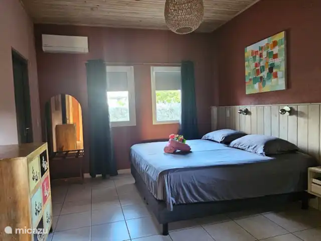 Maison de vacances Dushi | Curaçao, Banda Ariba (est), Mambo Beach - maison de vacances Chambre principale avec lit à sommier tapissier 180 x 200 cm et climatisation