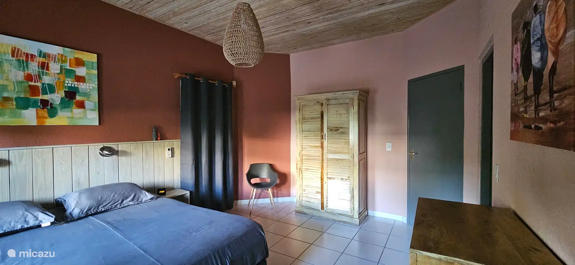 La chambre principale est également équipée d’une armoire spacieuse