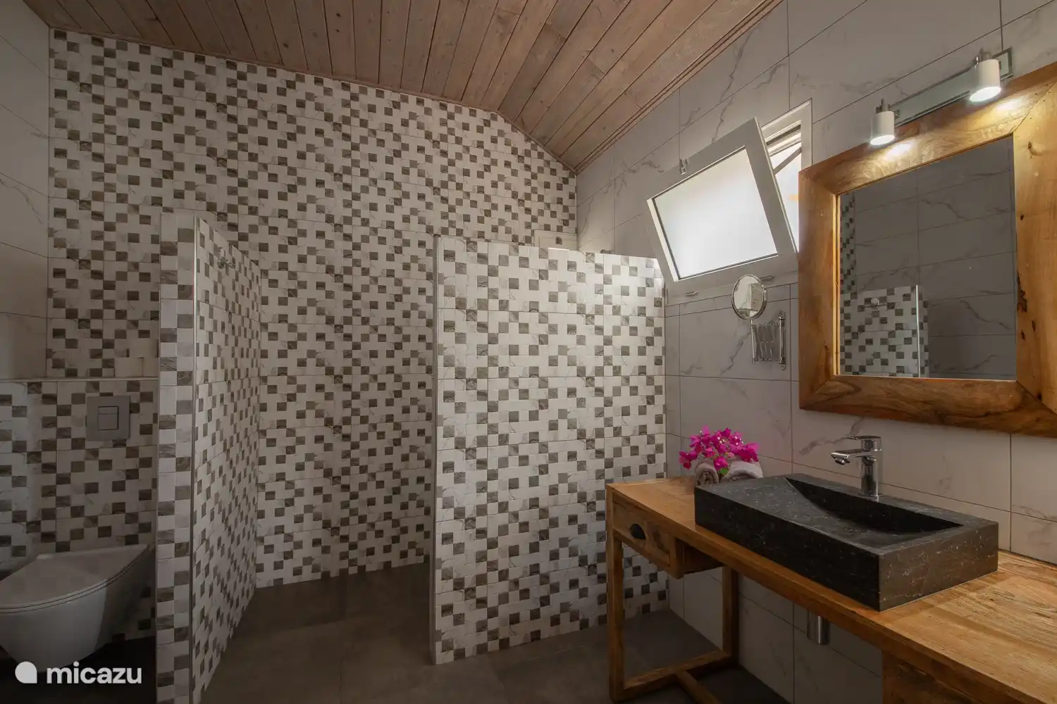 Salle de bain complète adjacente à la chambre principale