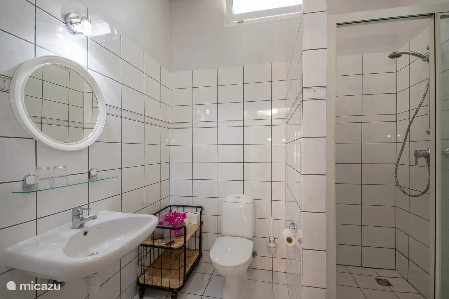 2ème salle de bain avec cabine de douche, lavabo et WC