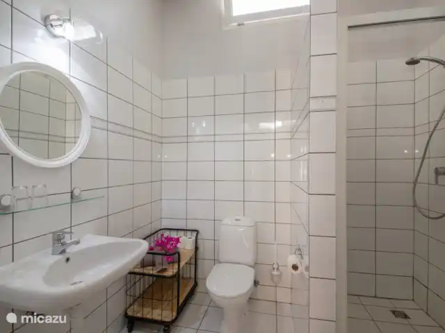 Maison de vacances Dushi | Curaçao, Banda Ariba (est), Mambo Beach - maison de vacances 2ème salle de bain avec cabine de douche, lavabo et WC