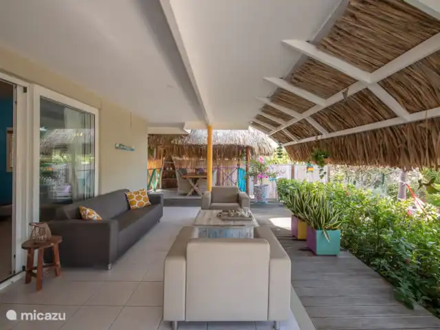 Maison de vacances Dushi | Curaçao, Banda Ariba (est), Mambo Beach - maison de vacances Terrasse avec la palapa en arrière-plan, belle au vent
