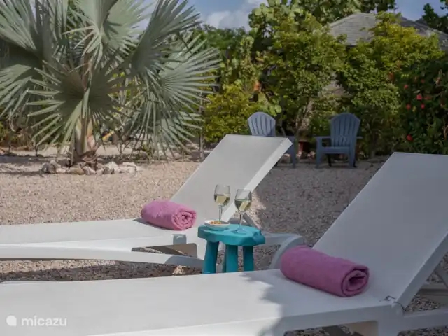 Maison de vacances Dushi | Curaçao, Banda Ariba (est), Mambo Beach - maison de vacances Il y a aussi 2 chaises longues dans le jardin