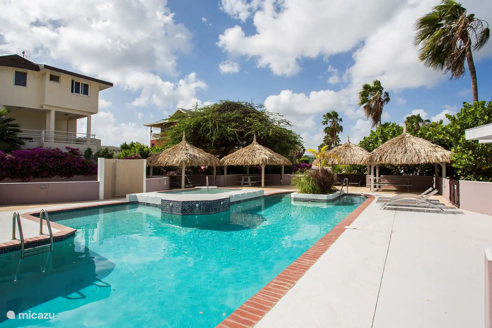 Le complexe dispose d'une belle piscine commune au calme, à 2 minutes à pied