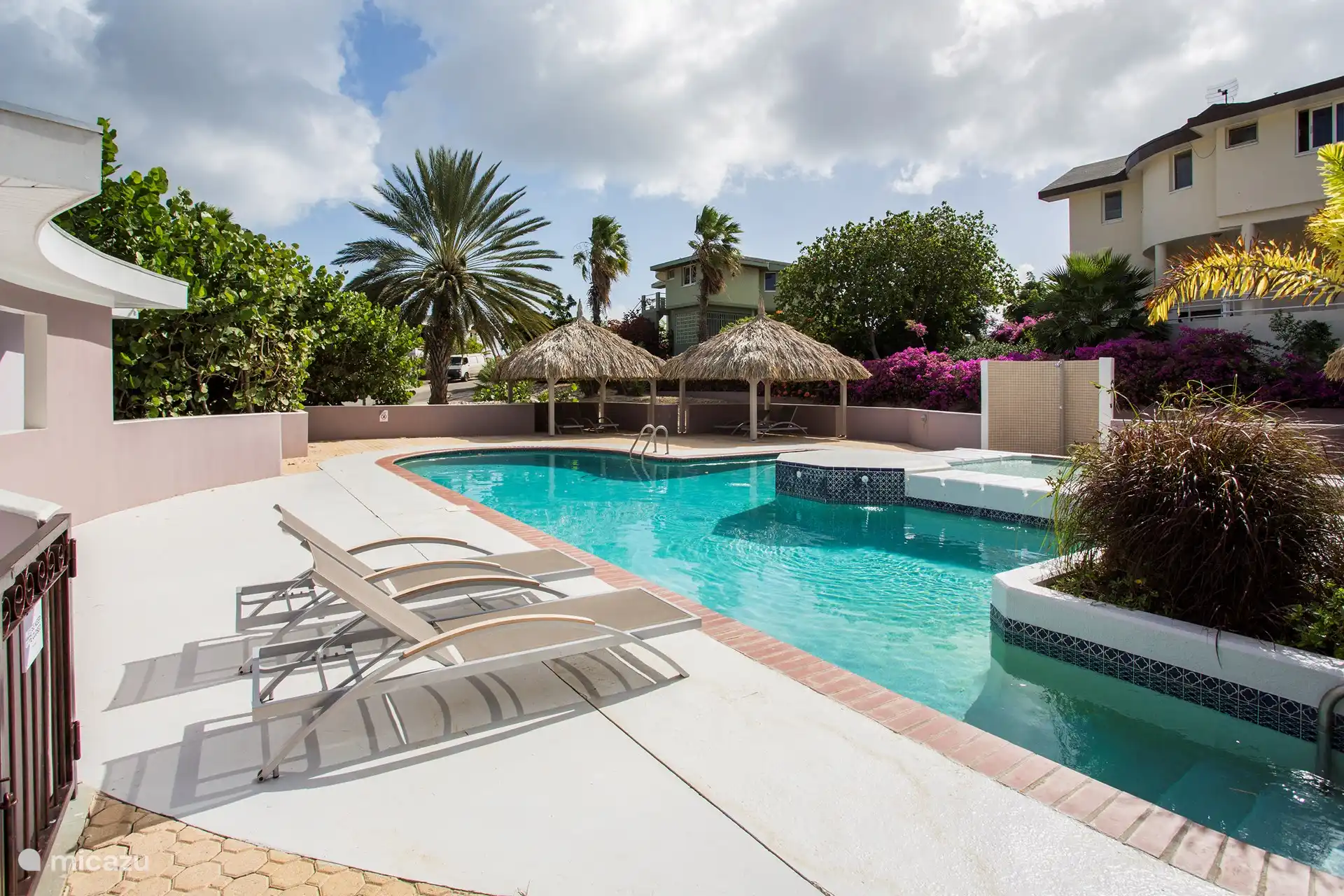 Piscine calme avec transats et palapas