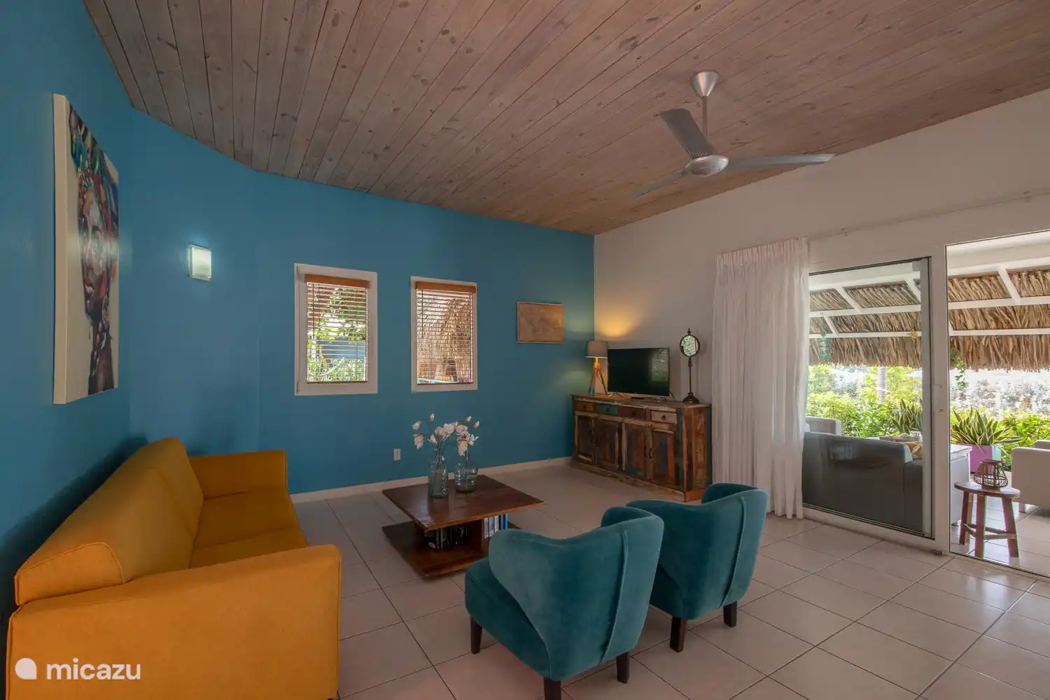 Le joli salon avec télévision avec toutes les chaînes néerlandaises et possibilité de regarder en arrière. Le salon et la cuisine sont également équipés de 2 ventilateurs de plafond